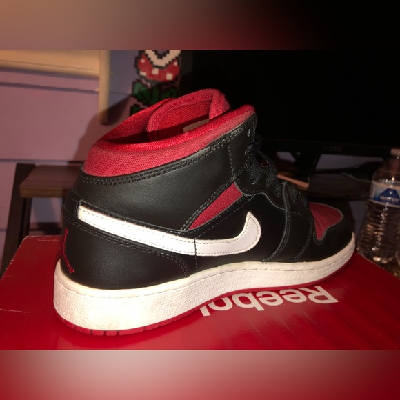 Nike Air Jordan 1 Mid (Youth size 5) - Picture 3 of 7